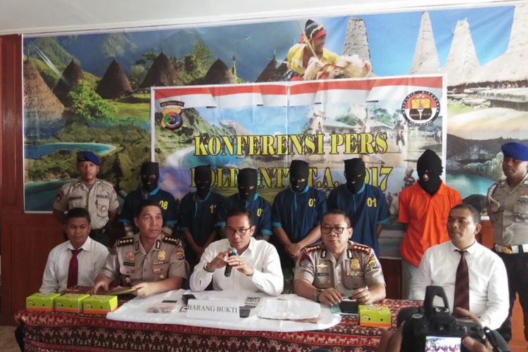 Direktur Reserse Narkoba Polda NTT Kombes Turman Siregar (baju putih tengah) didampingi Kabid Humas Polda NTT Jules Abraham Abast (kedua dari kiri) saat menggelar jumpa pers  di Mapolda NTT, Rabu (18/10/2017).