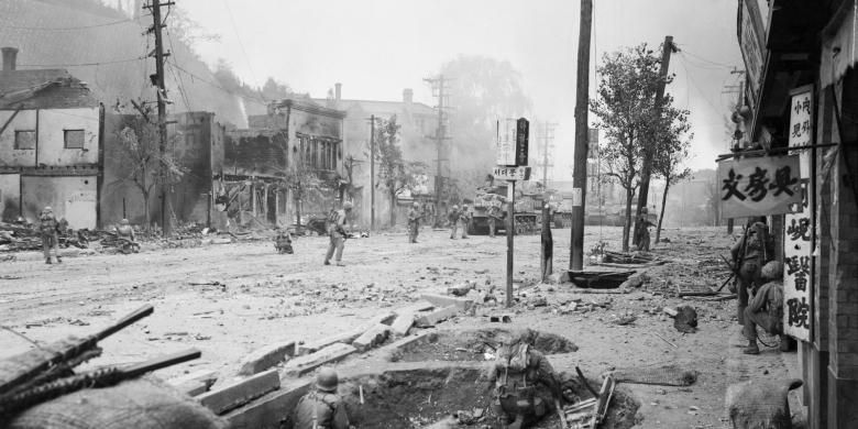 Tentara Amerika Serikat saat berada di jalanan Kota Incheon, Korea Selatan, ketika terjadi Perang Korea, September 1950. 
