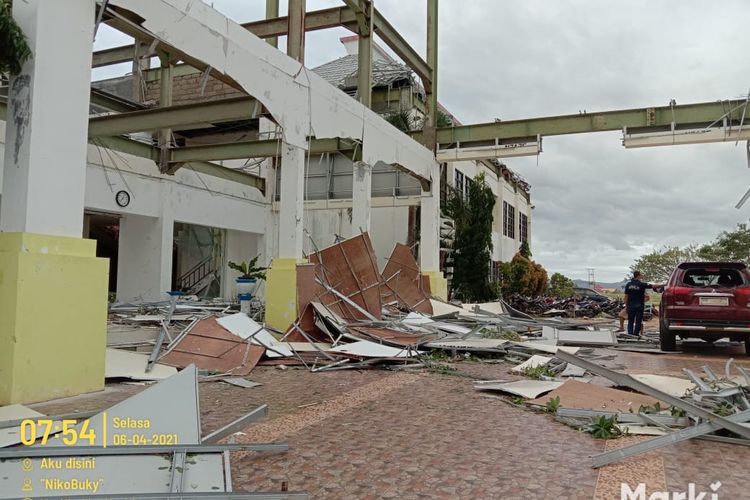 Kondisi Kantor Bupati Kabupaten Sabu Raijua, NTT yang rusak berat diterjang Badai Seroja