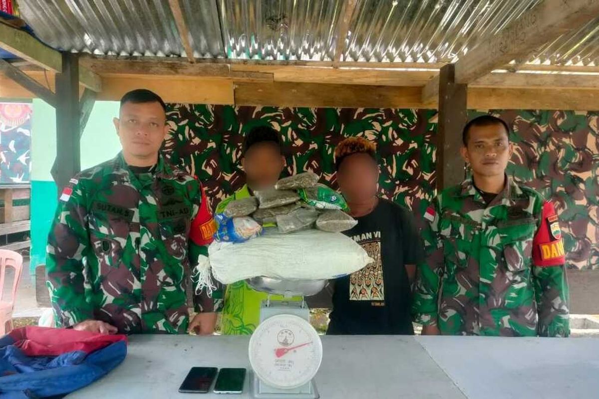 kedua pelaku yakni, berinisial JL dan SL, saat diamankan bersama barang bukti berupa narkoba jenis ganja seberat 2 Kg oleh Satgas Pamwiltasrat RI-PNG Yonif 132/BS, saat melaksanakan sweeping rutin di Jalan Trans Jayapura-Wamena, Kampung Ampas, Distrik Waris, Kabupaten Keerom, Papua, Jumat (31/3/2023) dini hari.