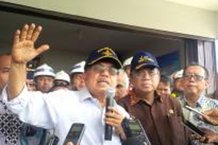 Wakil Presiden Jusuf Kalla saat mengunjungi proyek Port Kalibaru di Tanjung Priuk, Jakarta, Senin (1/6/2015)