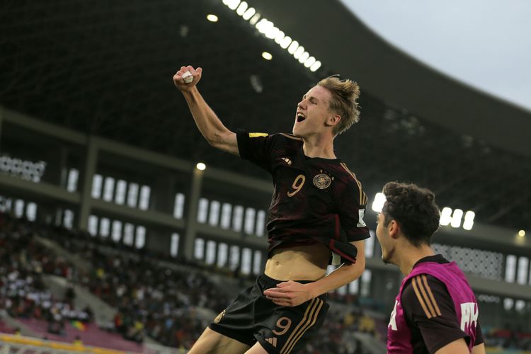 Selebrasi Max Moerstedt usai mencetak gol dalam laga semifinal Piala Dunia U17 2023 di Stadion Manahan, Solo, Selasa (28/11/2023).