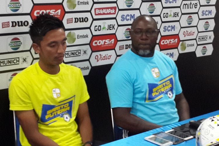 Pelatih Barito Putera, Jacksen F Tiago (kanan) saat konferensi pers di Kantor Arema FC, Kota Malang, Minggu (3/3/2019)