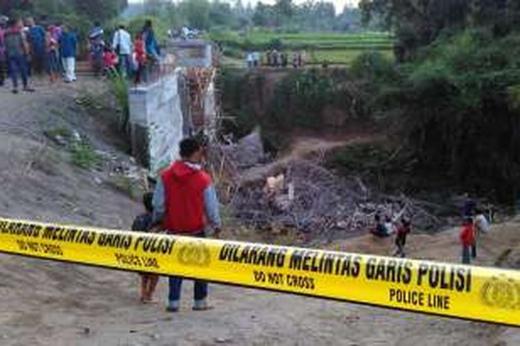 Lokasi jembatan ambruk di Lombok Timur jadi tontonan warga