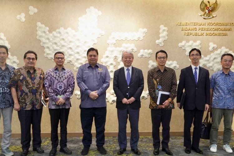 Menko Perekonomian Airlangga Hartarto bertemu dengan Presiden Japan International Cooperation Agency (JICA) Akihito Tanaka, Rabu (1/11/2023).