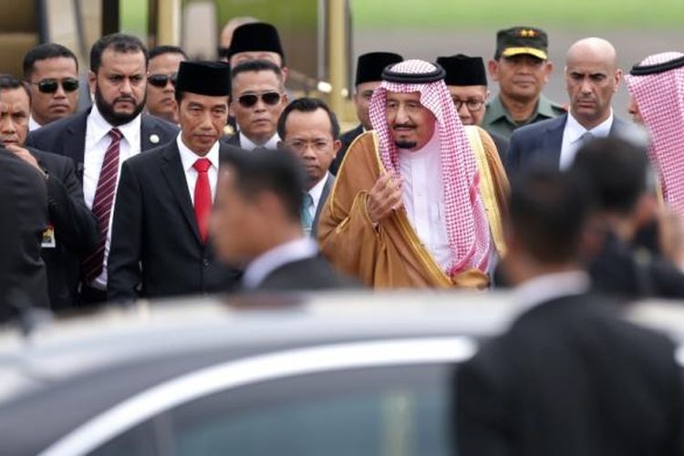 Raja Arab Saudi Salman bin Abdulaziz al-Saud saat tiba di Bandara Halim Perdanakusuma, Jakarta, Rabu (1/3/2017). Presiden Joko Widodo menyambut kedatangan Raja Salman dan rombongan.