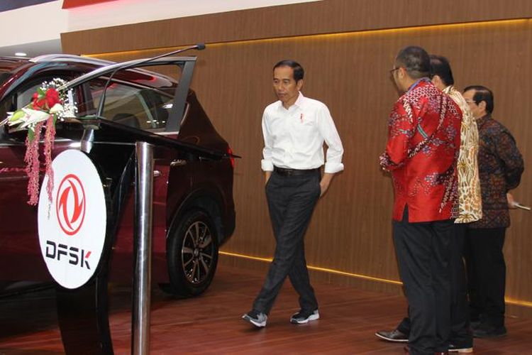 Jokowi di booth DFSK Sokonindo Automobile