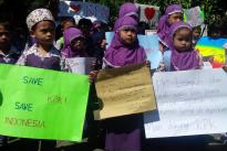 Puluhan siswa TK di Malang, Jawa Timur, menggelar aksi peduli KPK, Rabu (18/2/2015).
