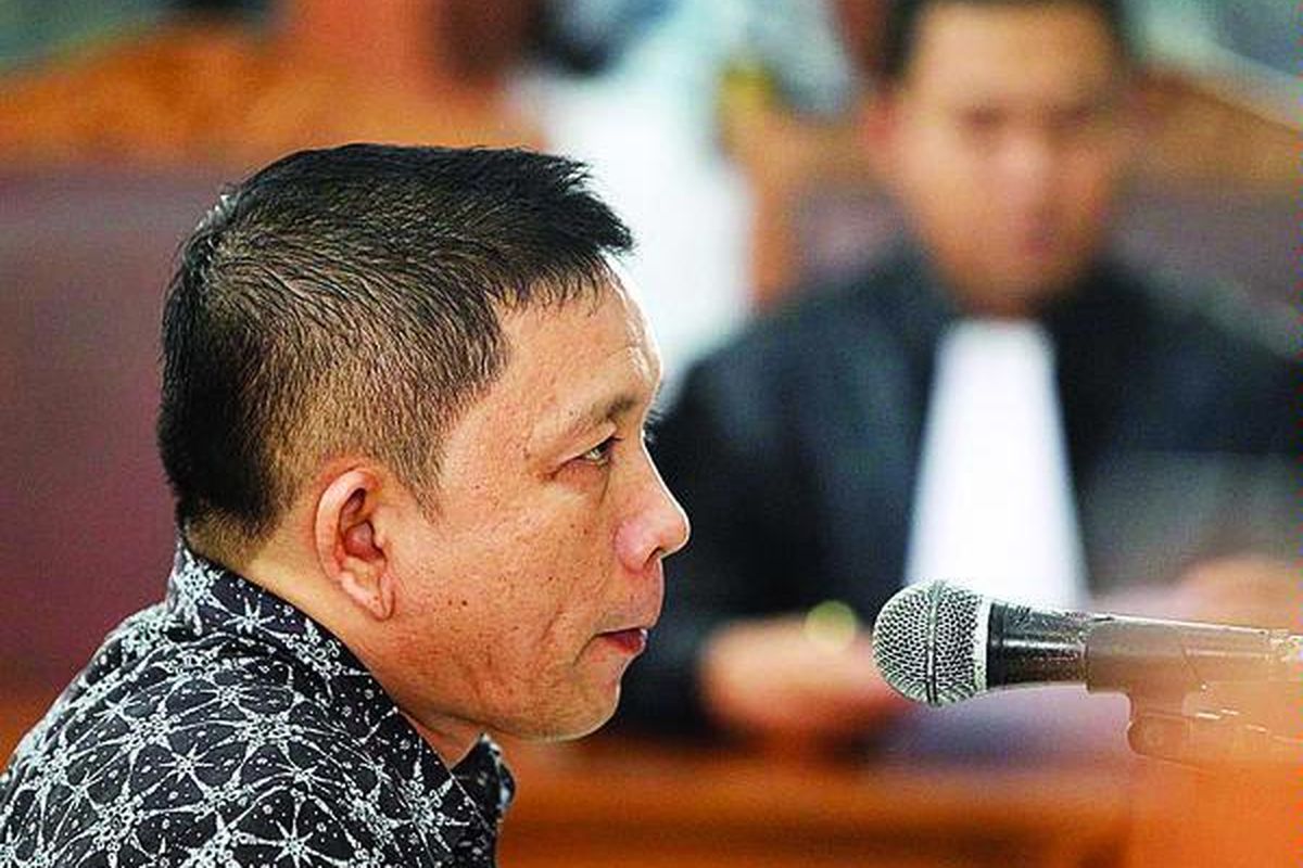 Haposan Hutagalung, terdakwa perkara korupsi yang terkait mantan pegawai pajak Gayus HP Tambunan, menyimak majelis hakim membacakan vonis di Pengadilan Negeri Jakarta Selatan, Rabu (19/1). Haposan Hutagalung dihukum tujuh tahun penjara.