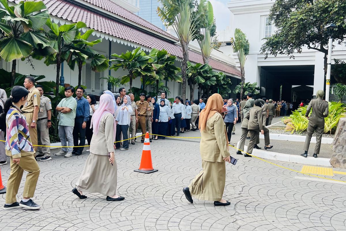 Antrean Panjang Warnai Momen Pegawai Pemprov Jakarta Bersalaman dengan Pramono-Rano