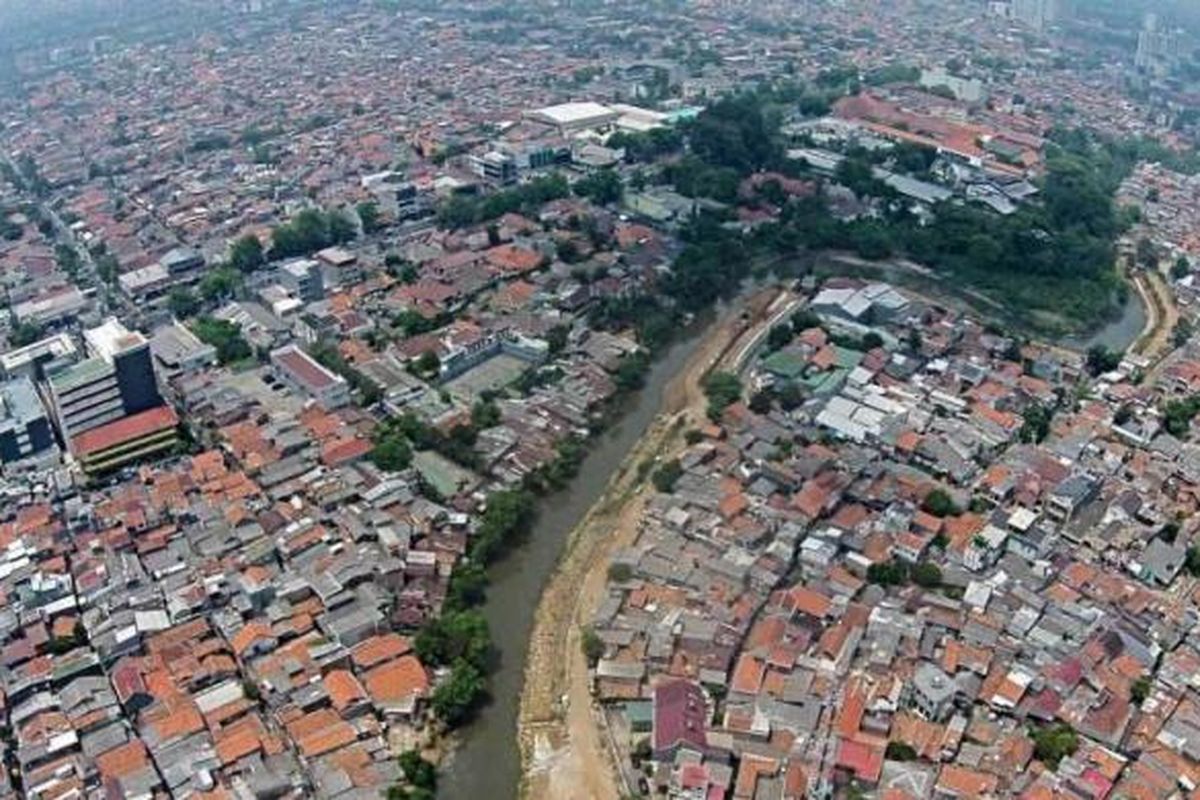 Permukiman padat di Bidaracina, di sepanjang bantaran Kali Ciliwung, Jatinegara, Jakarta Timur, Kamis (27/8/2015). Bidaracina merupakan kawasan yang akan digusur terkait proyek normalisasi dan sodetan Kali Ciliwung.