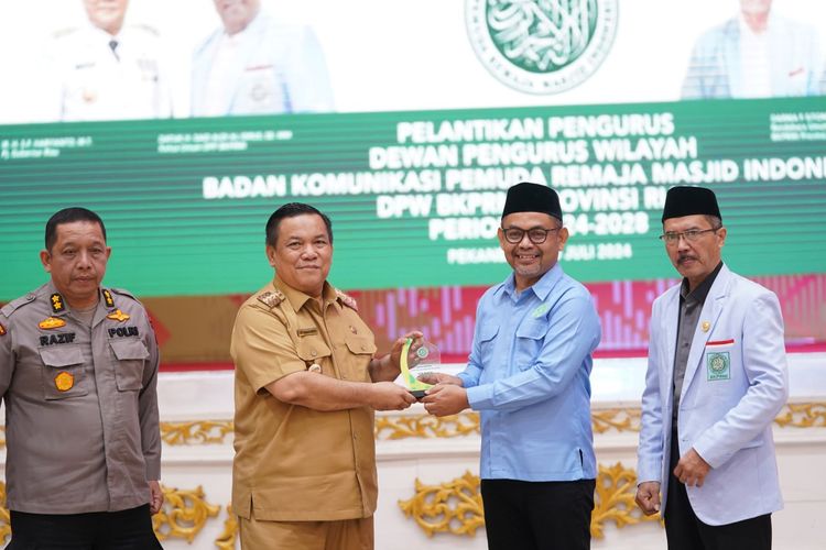 Penjabat (Pj) Gubernur Riau SF Hariyanto saat menghadiri pelantikan Dewan Pimpinan Wilayah (DPW) BKPRMI Riau periode 2024-2028 di Gedung Daerah Balai Serindit, Selasa (30/7/2024).
