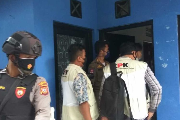 Rumah pribadi Bupati Bandung Barat Aa Umbara Sutisna di Lembang, Kabupaten Bandung Barat, Jawa Barat digeledah Komisi Pemberantasan Korupsi (KPK), Selasa (16/3/2021).