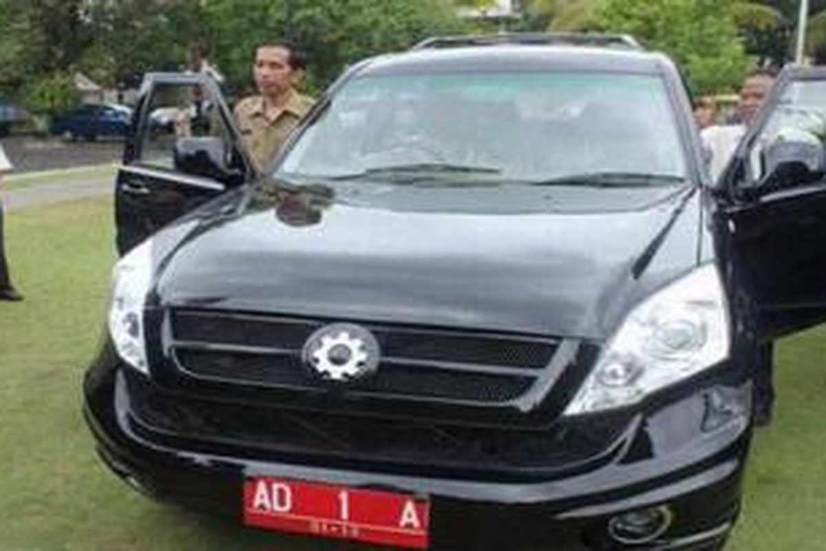 Wali Kota Solo Joko Widodo dan mobil Kiat Esemka produksi anak bangsa