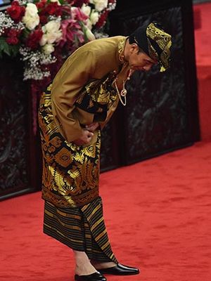 Presiden Joko Widodo dengan baju adat suku Sasak NTB memberi hormat seusai menyampaikan pidato kenegaraan dalam rangka HUT Ke-74 Kemerdekaan RI dalam Sidang Bersama DPD-DPR di Kompleks Parlemen, Senayan, Jakarta, Jumat (16/8/2019).