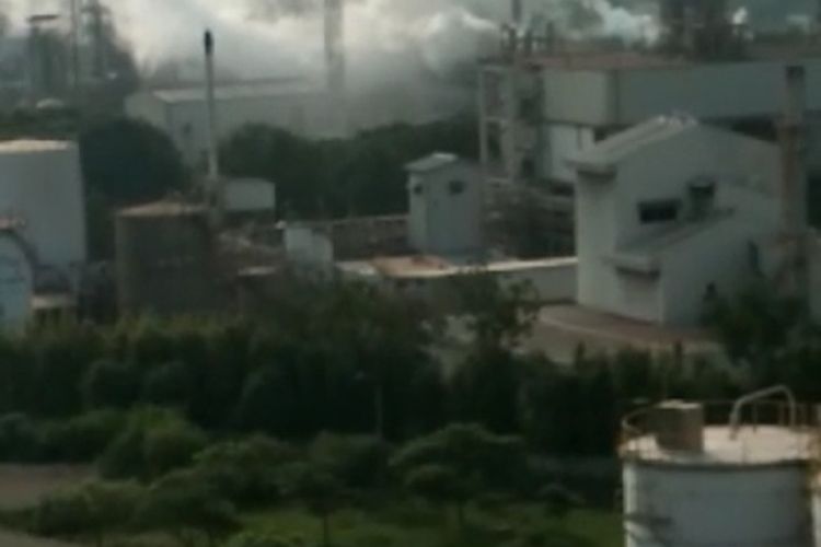 Pabrik kimia di Kota Cilegon diduga meledak Jumat (30/6/2023) pagi. Asap putih tebal muncul usai ledakan.