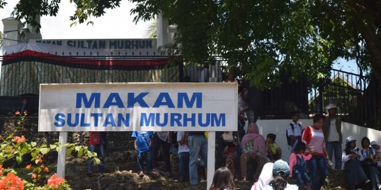 Makam Sultan Murhum berada di tempat perbukitan yang berada di dalam benteng Keraton Buton, di Sulawesi Tenggara. Makam ini selalu didatangi para peziarah atau wisatawan.  