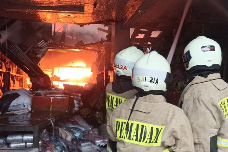 Kebakaran menimpa rumah tinggal yang merangkap sebagai bangunan gudang benang dan konveksi di Jalan Angke Indah Raya, Kelurahan Angke, Kecamatan Tambora, Jakarta Barat, Jumat (13/5/2021). (Dok.Sudin Gulkarmat Jakarta Barat). 