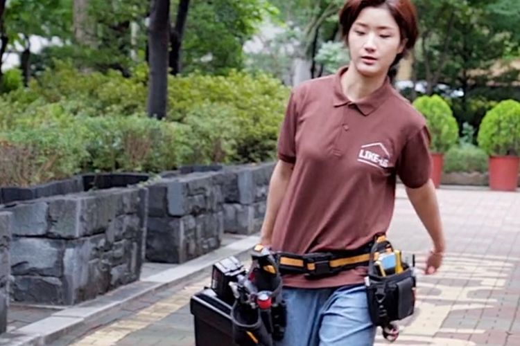 Tangkapan layar video BBC tentang Ahn Hyung-seon yang membuka jasa reparasi oleh pekerja perempuan, untuk para perempuan yang takut rumahnya kedatangan laki-laki asing.