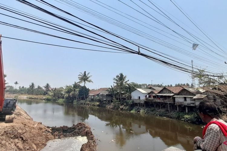 Warga melihat proses normalisasi Sungai Cibanten, Kasemen, Kota Serang, Banten. 