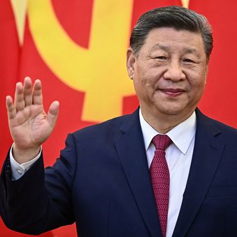 Presiden China Xi Jinping melambaikan tangan saat bertemu Sekretaris Jenderal Partai Komunis Vietnam To Lam di Hanoi, 14 April 2025.