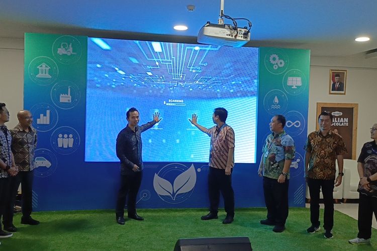 Jajaran Pimpinan Perusahaan Garudafood saat meresmikan PLTS Atap untuk pabrik Garudafood Jalan Raya Rancaekek-Sumedang, Jawa Barat pada Kamis (18/1/2024)