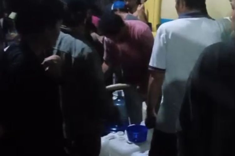 Sejumlah warga mengantri air bersih gratis dari truk PDAM di Kecamatan Namorambe, Deli Serdang,Sumut, Rabu (27/11/2024).