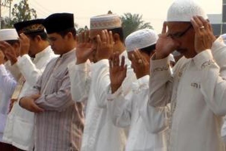 Umat muslim di Palangkaraya Sabtu (27/09/2014) menggelar sholat istisqa meminta hujan kepada Allah SWT.