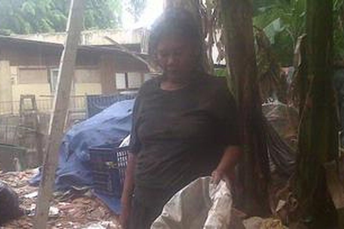 Yati (64), saat bekerja di lapaknya, kompleks Panti Sosial Tebet Barat, Jakarta Selatan, Minggu (28/10/2012). Yati adalah pemulung yang mengorbankan dua ekor kambing di hari raya Idhul Adha dari hasil menjual kalung emasnya