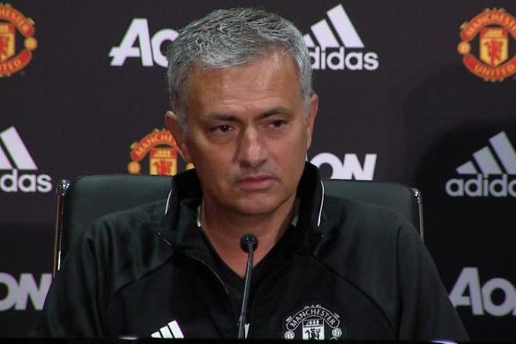 Jose Mourinho saat berbicara kepada media sebagai pelatih anyar Manchester United, Selasa (5/7/2016). 