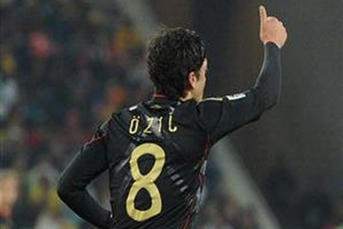 Gelandang Jerman, Mesut Oezil, resmi menjadi milik Real Madrid.