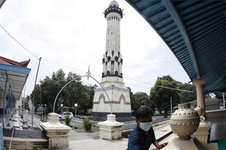 Petugas membersihkan serambi Masjid Agung Keraton Kasunanan Surakarta Hadiningrat di Solo, Jawa Tengah, Minggu (11/4/2021). Kegiatan tersebut untuk memberikan rasa nyaman bagi jamaah saat menjalan ibadah bulan suci Ramadhan sesuai protokol kesehatan di masa pandemi COVID-19.