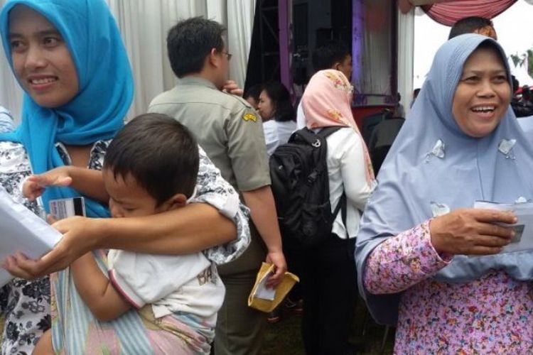 Dedeh Darwati (25) dan Mak Darwati (51) dapat hibah satu bulan gaji dari Menteri Pertanian, Amran Sulaiman, di Ciamis, Senin (9/10/2017). 