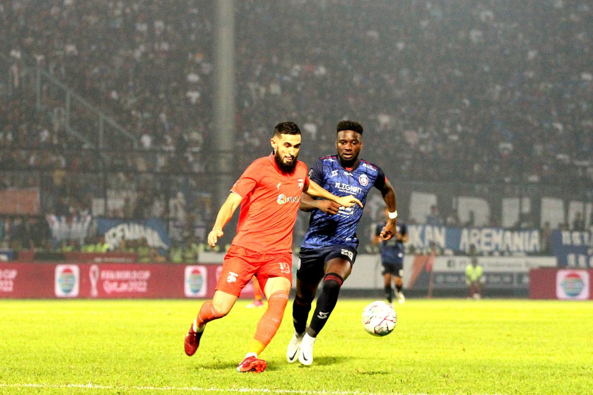 Abel Camara (kanan) berebut bola dengan Javlon Guseynov dalam laga Arema FC vs Borneo FC pada leg pertama final Piala Presiden 2022 yang digelar di Stadion Kanjuruhan, Kabupaten Malang, Kamis (14/7/2022) malam WIB.