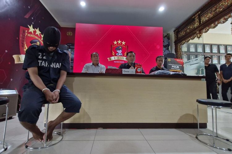 Tersangka pemerkosaan RSY (23) yang ditangkap usai dilaporkan melakukan aksi bejat di kamar mes cucian mobil di Brotojoyo, Semarang Utara mengikuti jumpa pers di Mapolrestabes Semarang, Jumat (1/12/2023).