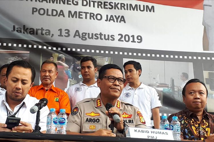 Polisi menampilkan seorang tersangka penipuan perekrutan calon pegawai negeri sipil (CPNS) berinisial HM alias Bima dalam konferensi pers di Polda Metro Jaya, Jakarta Selatan, Selasa (13/8/2019).