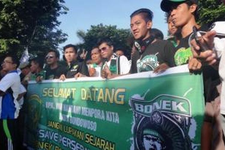 Puluhan Suporter Persebaya 1927 atau yang lebih dikenal dengan Bonek dari Kabupaten Bondowoso, Jawa Timur, mendesak Menteri Pemuda dan Olahraga, Imam Nahrawi, untuk segera membekukan PSSI, Minggu (21/12/2014).
