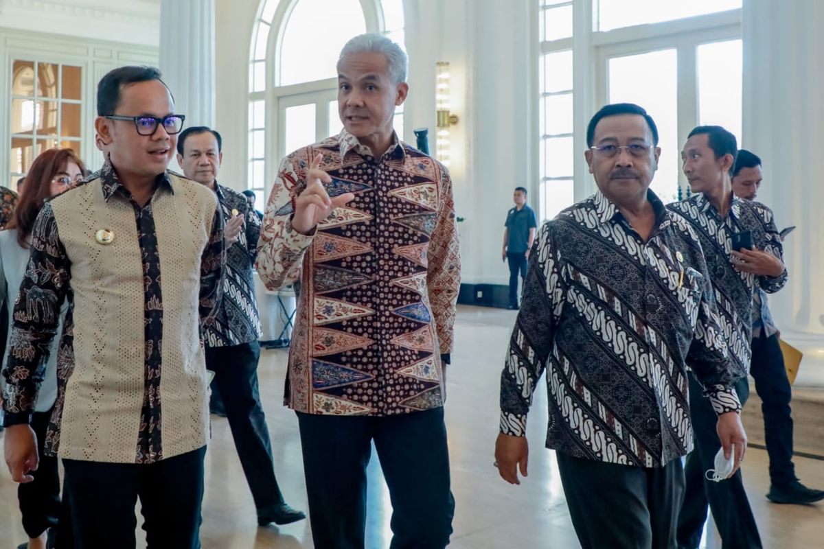 Wali Kota Bogor Bima Arya Sugiarto bersama Gubernur Jawa Tengah Ganjar Pranowo saat menghadiri HUT ke-24 PP Polri, di Jakarta, Rabu (5/7/2023).