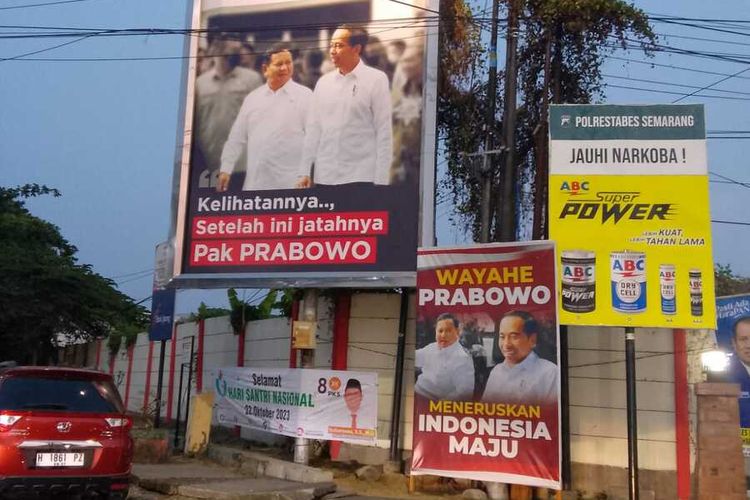 Baliho Jokowi mendukung Prabowo di dekat Bundaran Museum Bubakan Semarang, Jumat (27/10/2023).