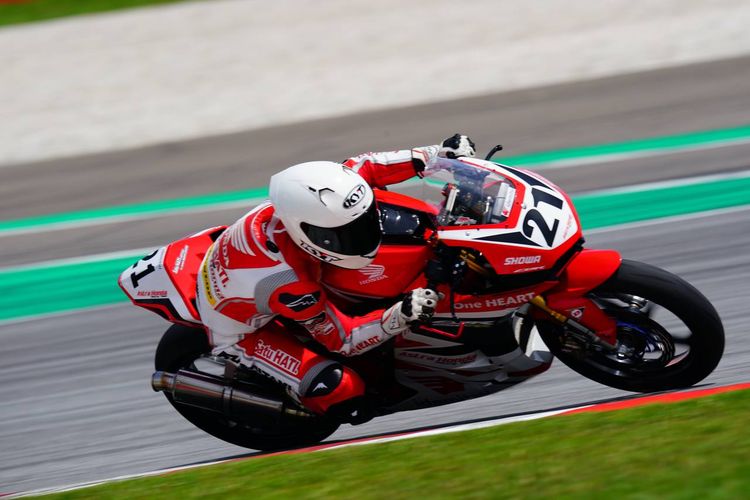 M. Adenata Putra saat membalap di Sirkuit Sepang, Malaysia, Sabtu (28/5/2022). Ia mampu finis di posisi keempat race 1 seri putaran kedua Asia Road Racing Championship (ARRC) 2022 kelas  Asian Production 250 (AP250).