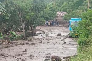 Banjir Lahar Gunung Tutup Jalan Maumere-Larantuka, Akses Warga Terhambat