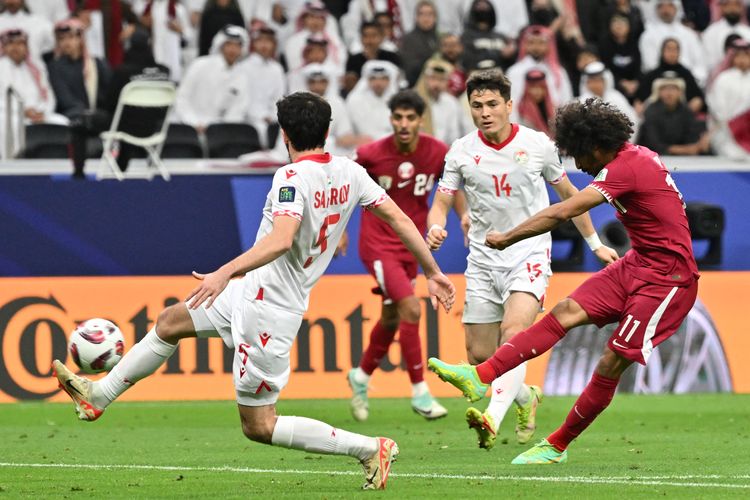 Penyerang Qatar Akram Afif (11) menembak bola pada pertandingan Grup A Piala Asia 2023 antara Tajikistan vs Qatar di Stadion Al-Bayt di Al Khor, utara Doha pada Rabu 17 Januari 2024. Terkini, Qatar menjadi tim pertama yang lolos ke babak 16 besar Piala Asia 2023. 