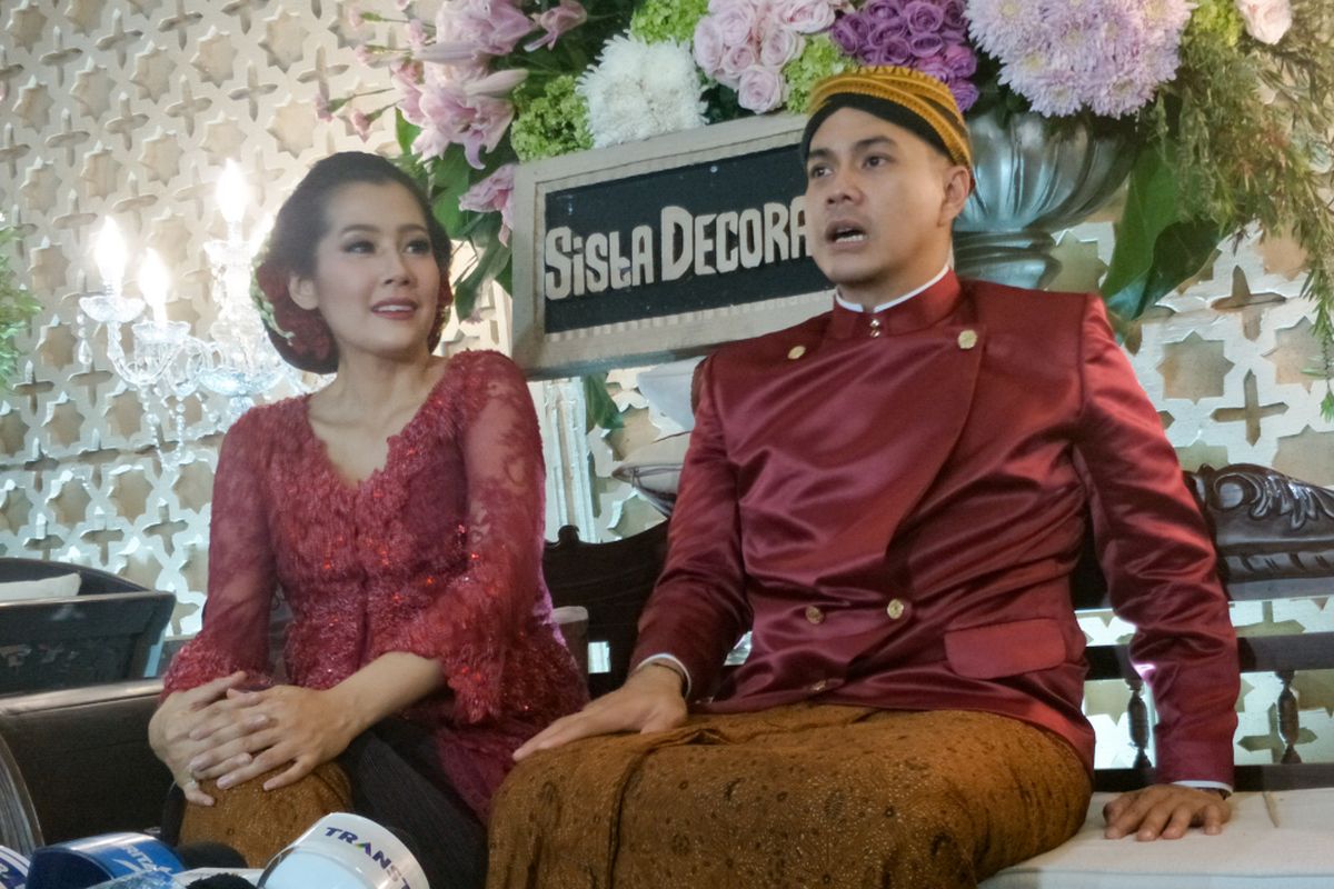 Ardina Rasti dan Arie Dwi Andika menjalani acara siraman dalam adat Jawa untuk tujuh bulan kehamilan Rasti di Pendopo Kemang, Jakarta Selatan, Minggu (30/9/2018).