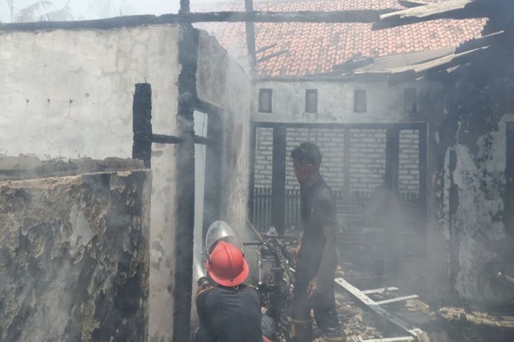 Lupa Matikan Kompor Saat Jemput Anak Sekolah, Rumah di Sampang Ludes Terbakar