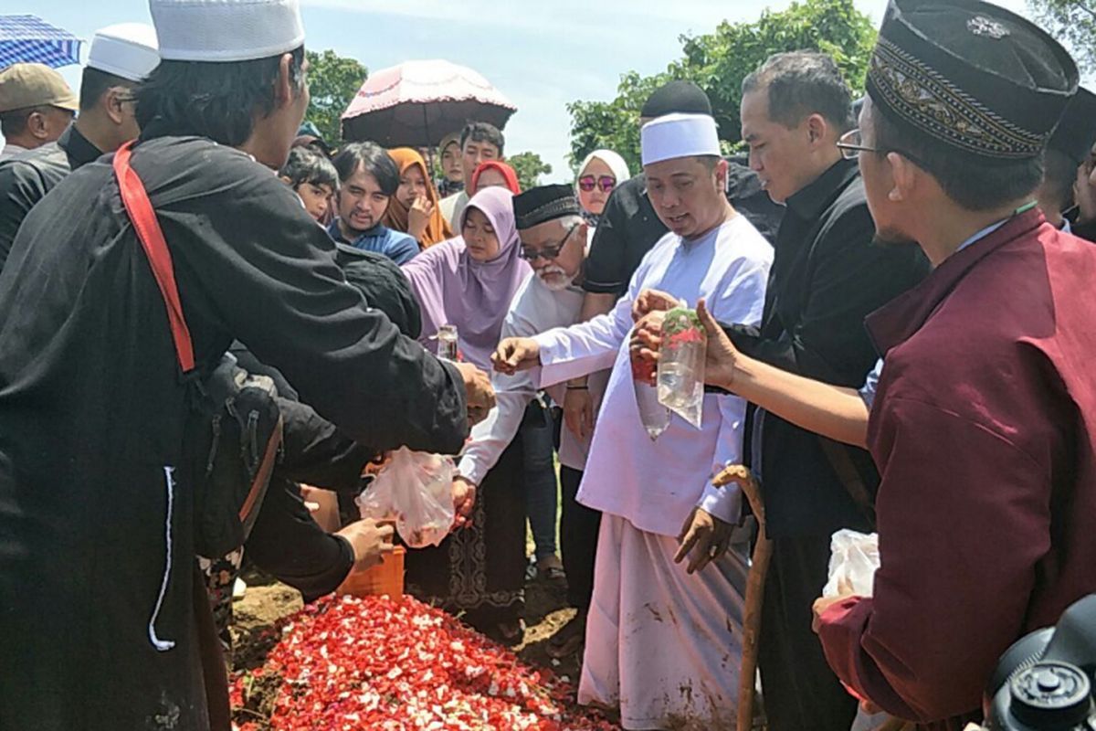 Penyanyi religi Opick di samping pusara istri keduanya, Wulan Mayasari, di TPU Semper, Cilincing, Jakarta Utara , Senin (19/3/2018).