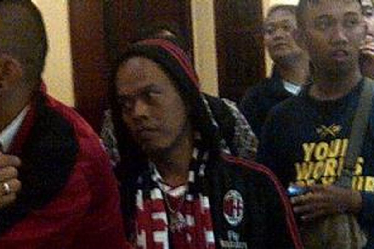 Ronaldikin (tengah) membuat para legenda Milan tertawa terbahak-bahak ketika melihatnya dalam sesi video conference di Hotel Sultan, Senayan, Jakarta, Jumat (11/1/2013).
