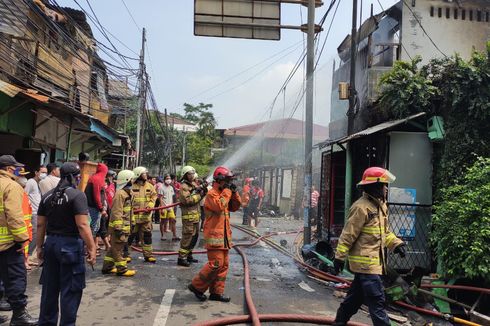 Kebakaran di Dekat Senayan City Hanguskan 25 Rumah dan Sejumlah Motor