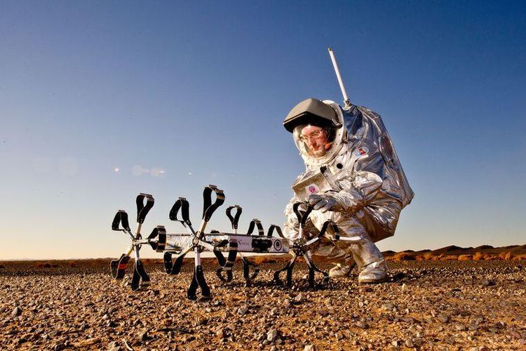 Gernot Groemer, pendiri dan direktur administrasi OeWF, menguji Robot Bulan, Puli Rover di Gurun Sahara, dekat Erfoud, Maroko, 1 Februari 2013. Pelacak air yang dikembangkan ilmuwan Hungaria akan melacak keberadaan air di Bulan.