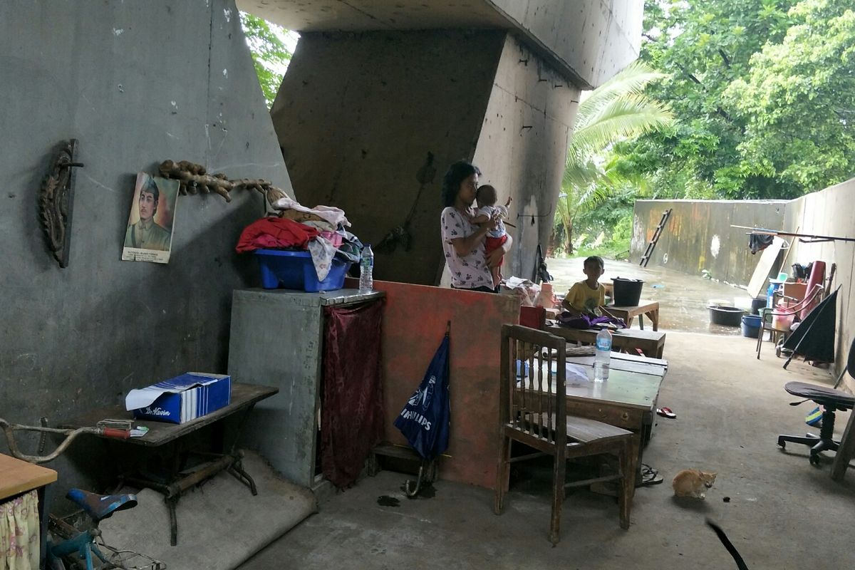 Suasana tempat tinggal di Kolong Jembatan Latuharyhary, Menteng, Jakarta Pusat, Jumat (10/1/2020).