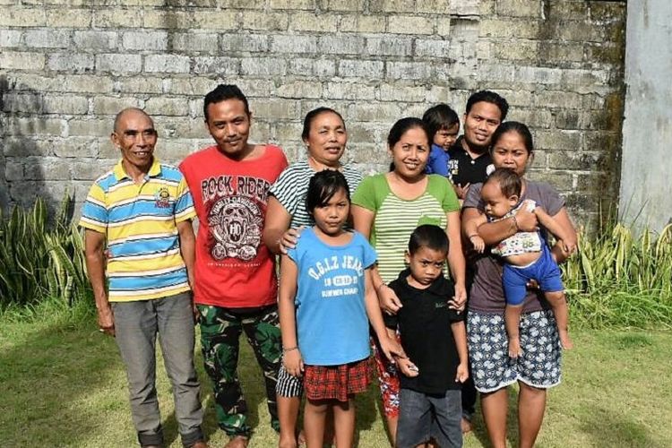 Nyoman (ketiga dari kiri), 54 tahun, dan keluarganya telah mengungsi ke Gianyar, yang terletak sekitar 62 km dari Gunung Agung. 